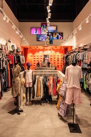 Devanture magasin aix les milles